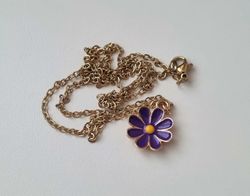 Guldfärgat halsband (60 cm) med en lila blomma