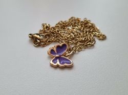 Guldfärgat halsband med en lila fjäril / fjärilsberlock
