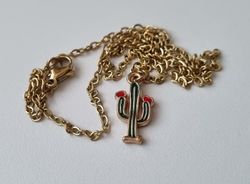 Guldfärgat halsband med en liten kaktus