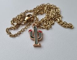 Guldfärgat halsband med en liten kaktus