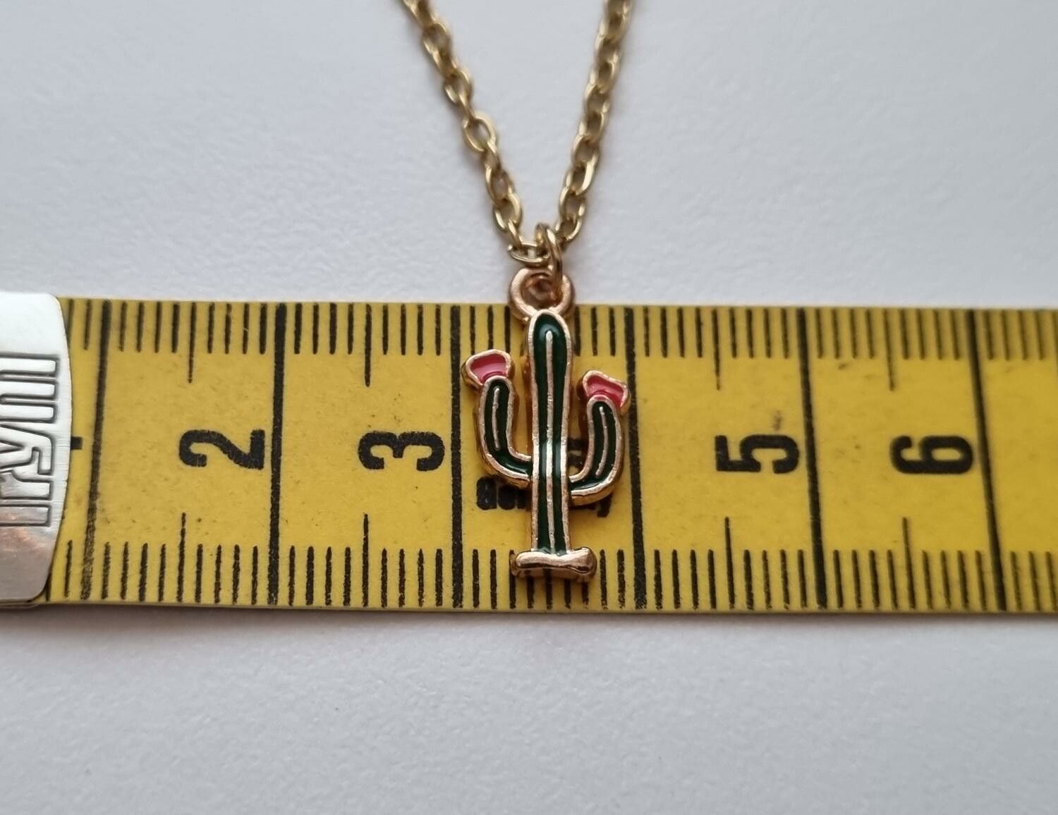 Guldfärgat halsband med en liten kaktus