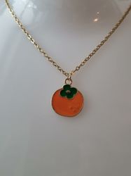 Guldfärgat halsband (60 cm) med en frukt, fruktberlock