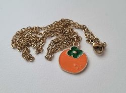 Guldfärgat halsband (60 cm) med en frukt, fruktberlock