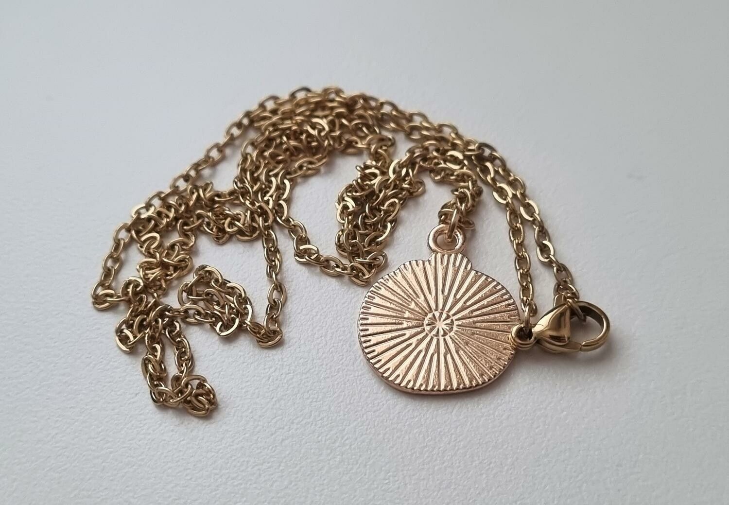 Guldfärgat halsband (60 cm) med en frukt, fruktberlock