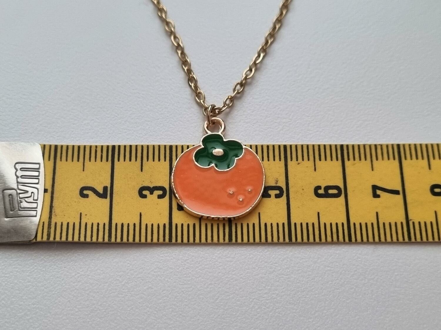 Guldfärgat halsband (60 cm) med en frukt, fruktberlock