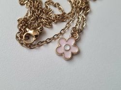 Halsband med en rosa liten blomma