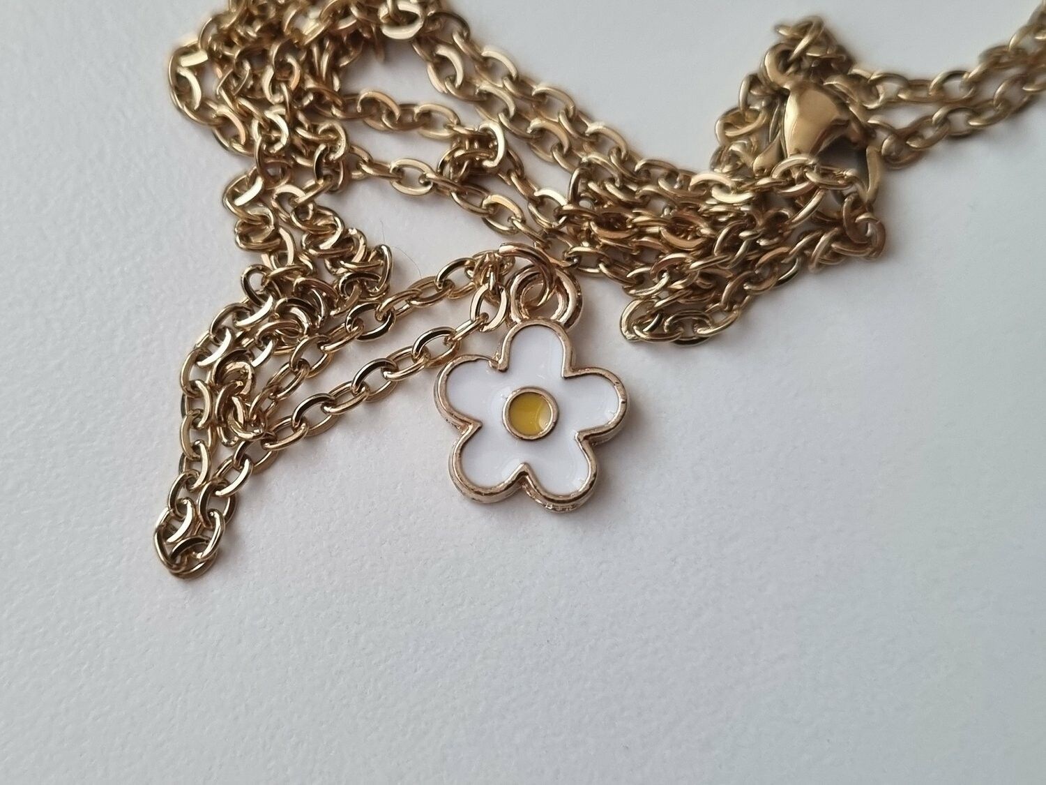 Halsband med en vit liten blomma