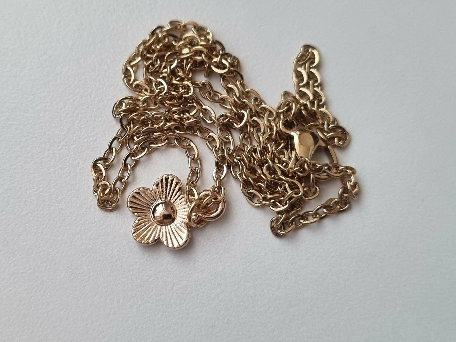 Halsband med en vit liten blomma