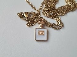 Halsband med en vit parfymflaska