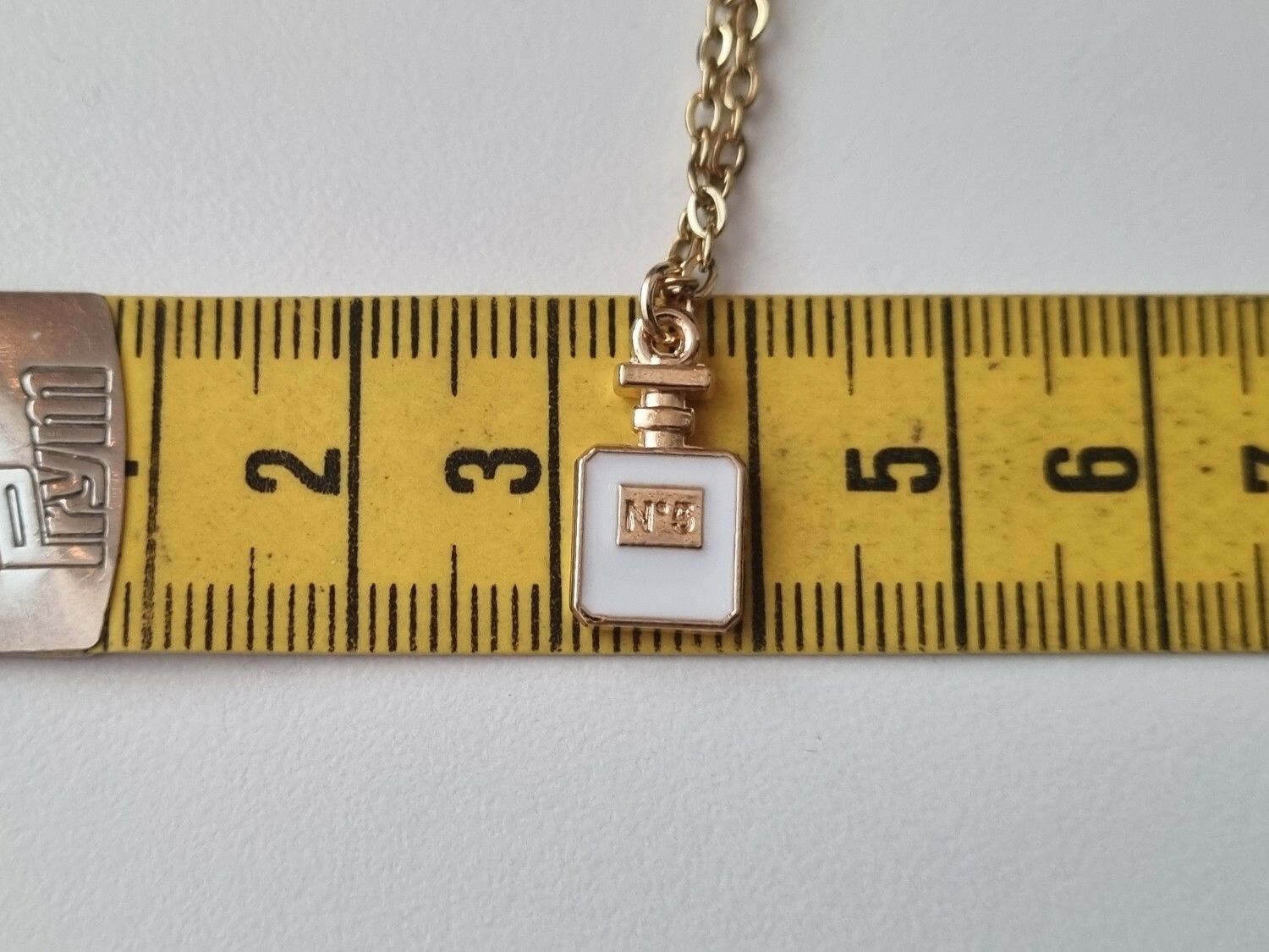 Halsband med en vit parfymflaska