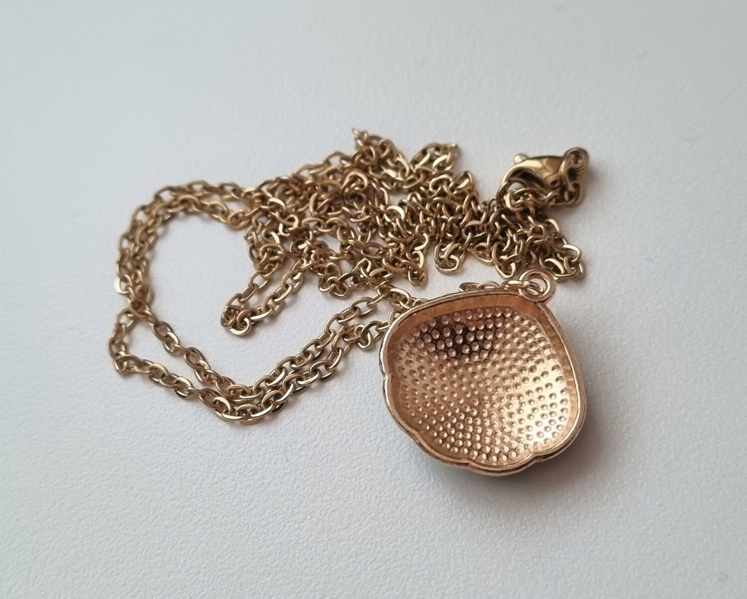Guldfärgat halsband (60 cm) med ett snäckskal