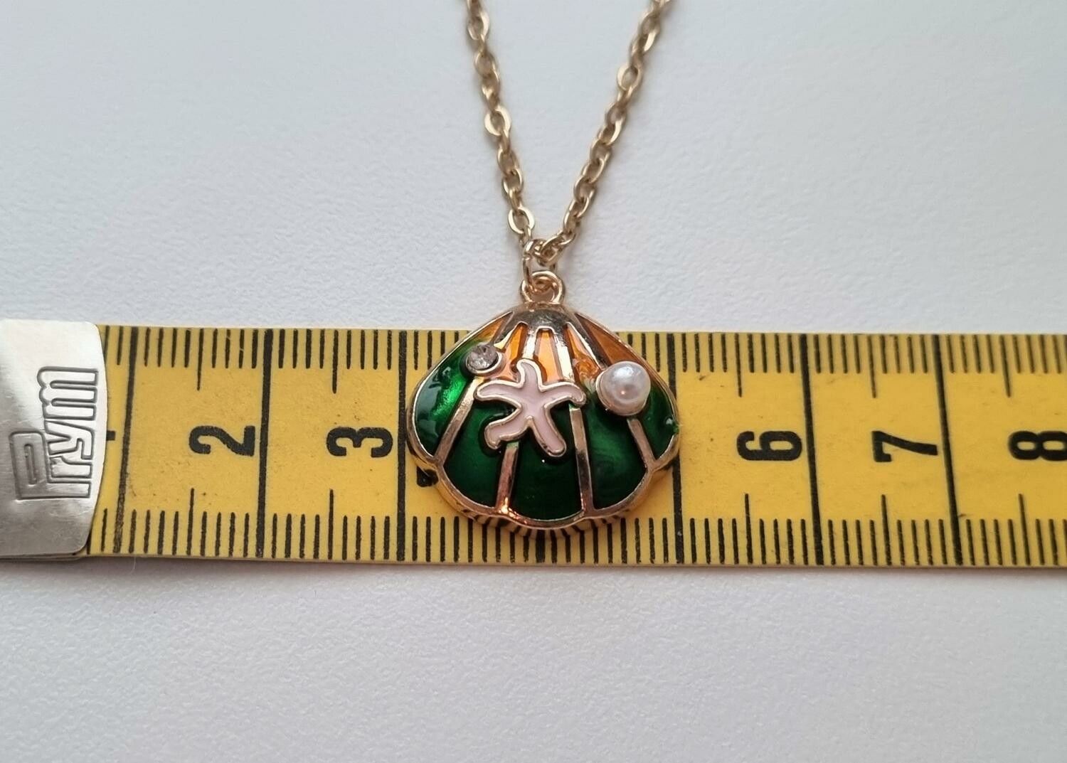 Guldfärgat halsband (60 cm) med ett snäckskal