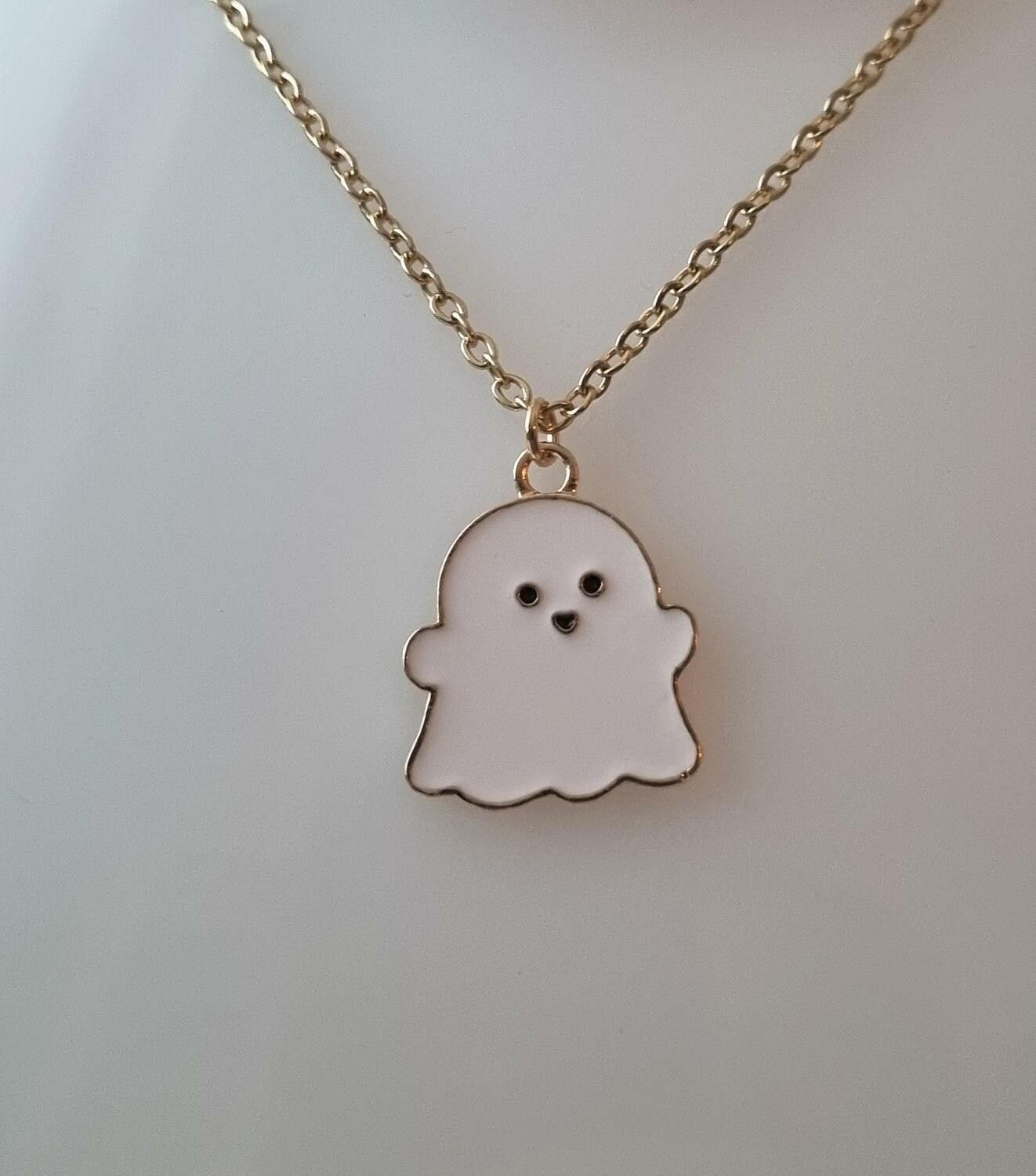 Guldfärgat halsband (60 cm) med ett vitt spöke, spökberlock