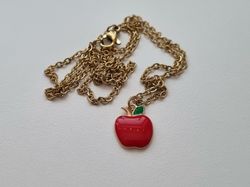 Guldfärgat halsband med ett äpple / äppleberlock