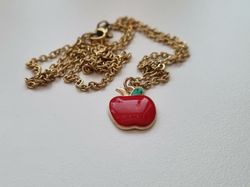 Guldfärgat halsband med ett äpple / äppleberlock