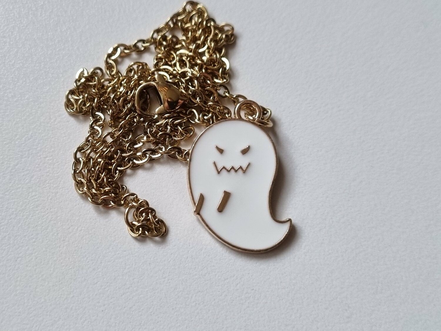 Halsband vitt spöke