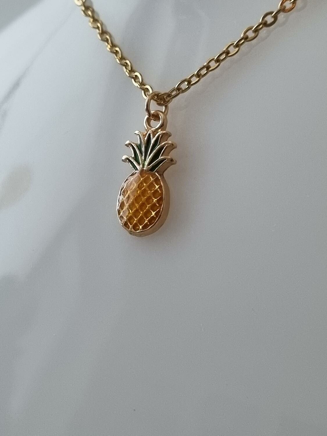 Halsband (45 cm) i rostfritt stål med söt berlock - Ananas