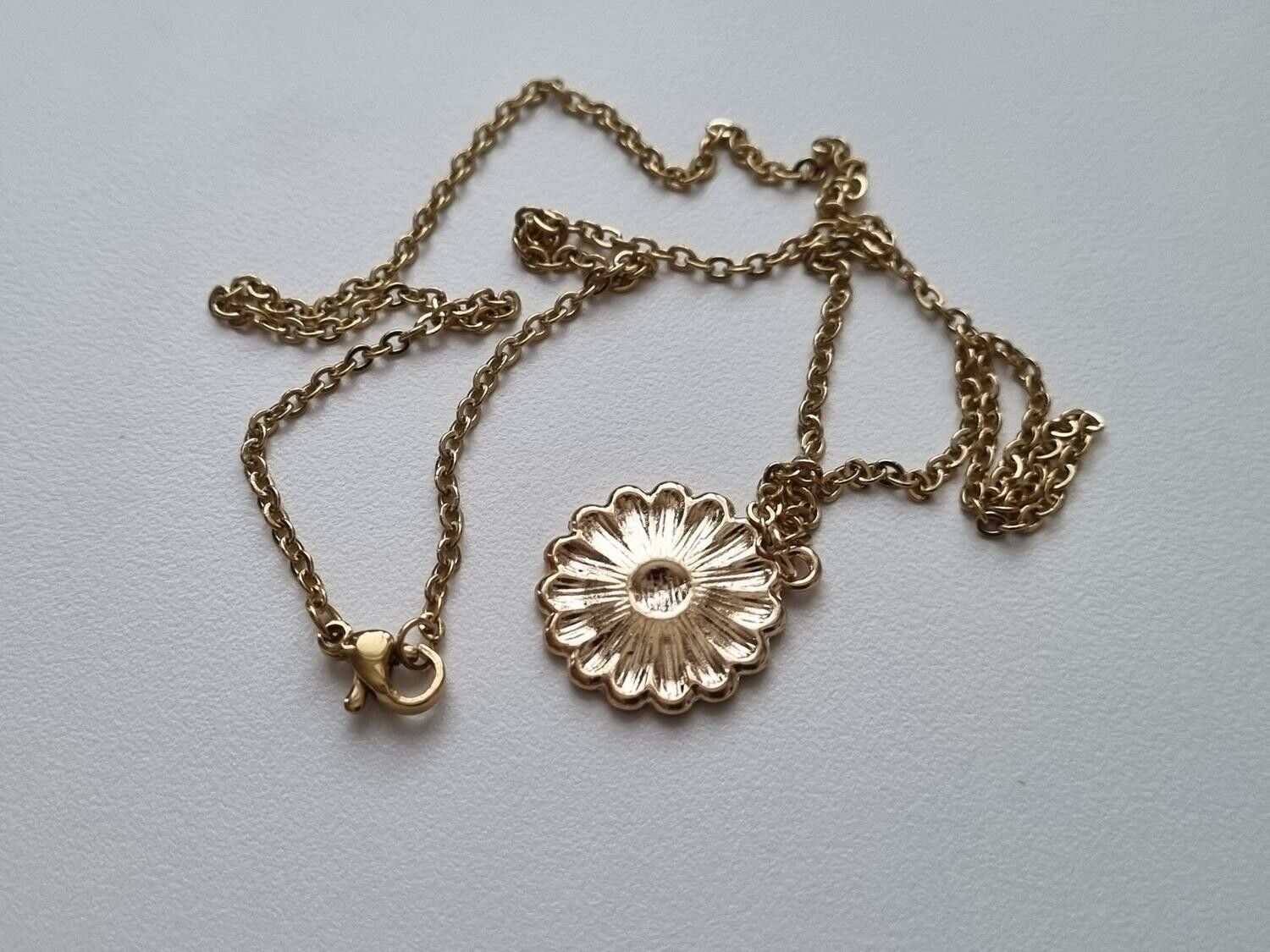 Halsband i rostfritt stål med söt berlock (45 cm) - Rosa blomma