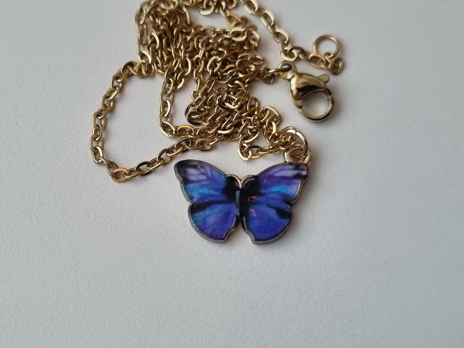 Halsband (45 cm) i rostfritt stål med söt berlock - Fjäril (blå/lila)