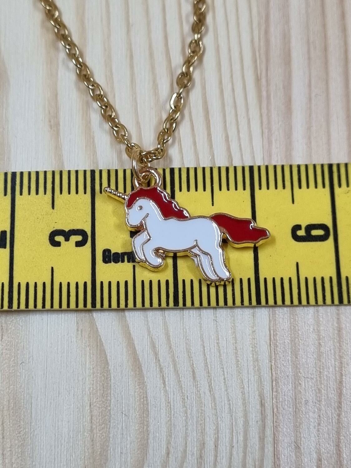 Halsband i rostfritt stål med söt berlock (50 cm) - Röd enhörning