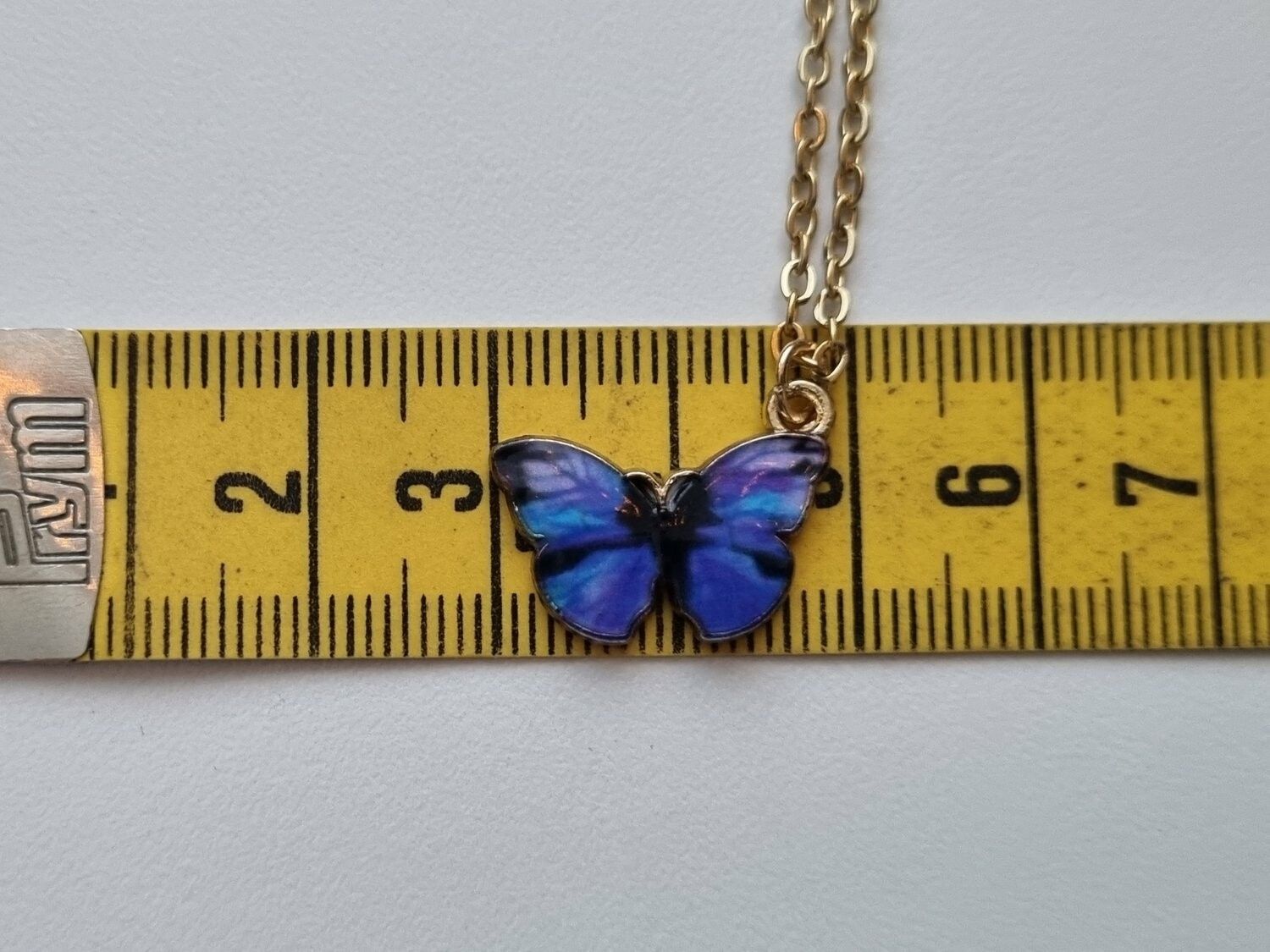 Halsband (45 cm) i rostfritt stål med söt berlock - Fjäril (blå/lila)
