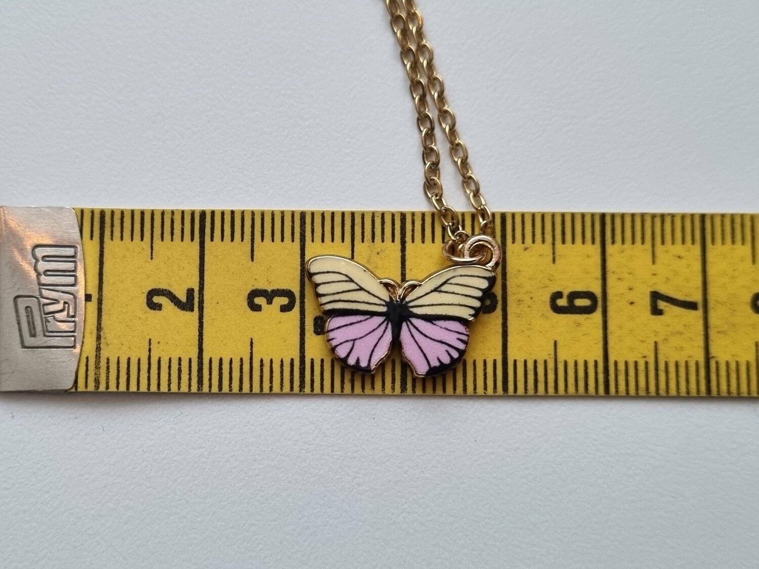 Halsband (45 cm) i rostfritt stål med söt berlock - Fjäril (rosa/gul)