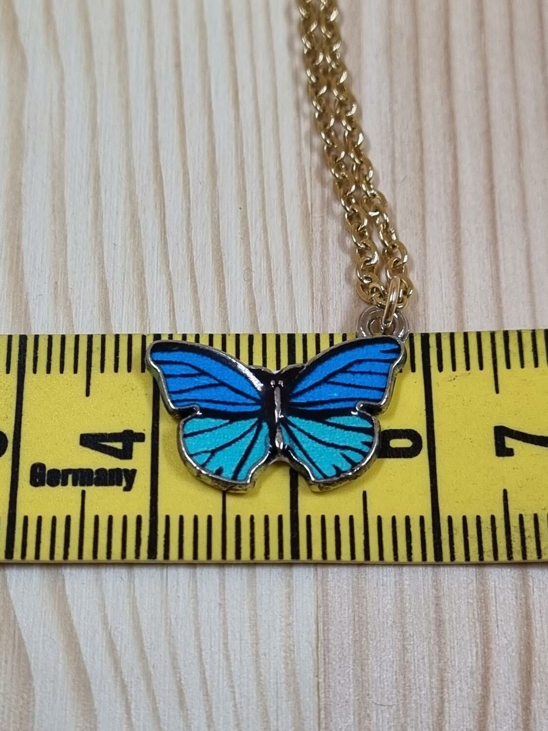 Halsband (45 cm) i rostfritt stål med söt berlock - Fjäril