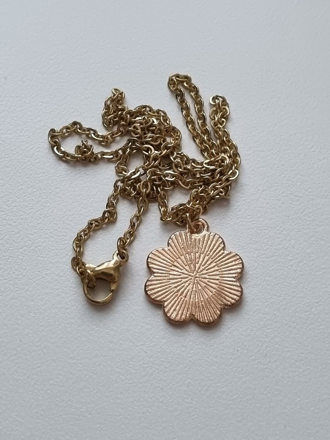 Halsband (45 cm) i rostfritt stål med söt berlock - Färgglad blomma