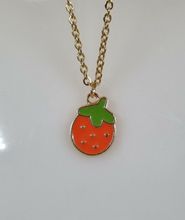 Halsband i rostfritt stål med söt berlock (50 cm) - Jordgubbe