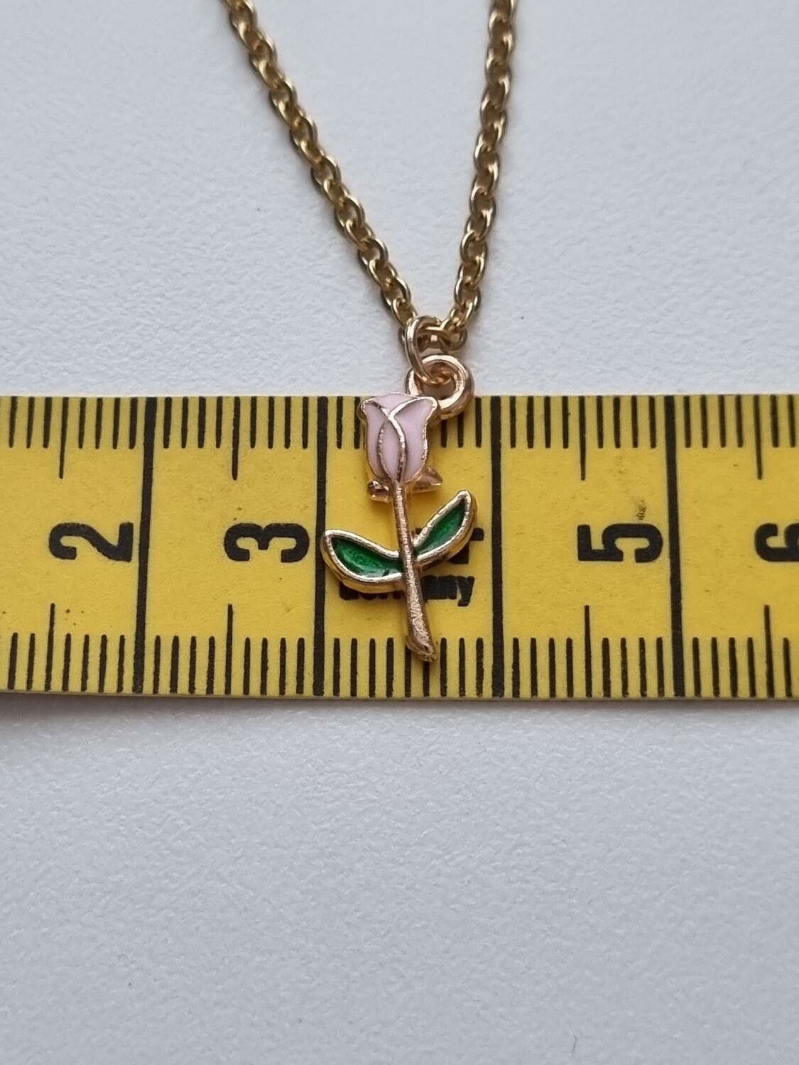 Halsband (45 cm) i rostfritt stål med söt berlock - ljusrosa ros