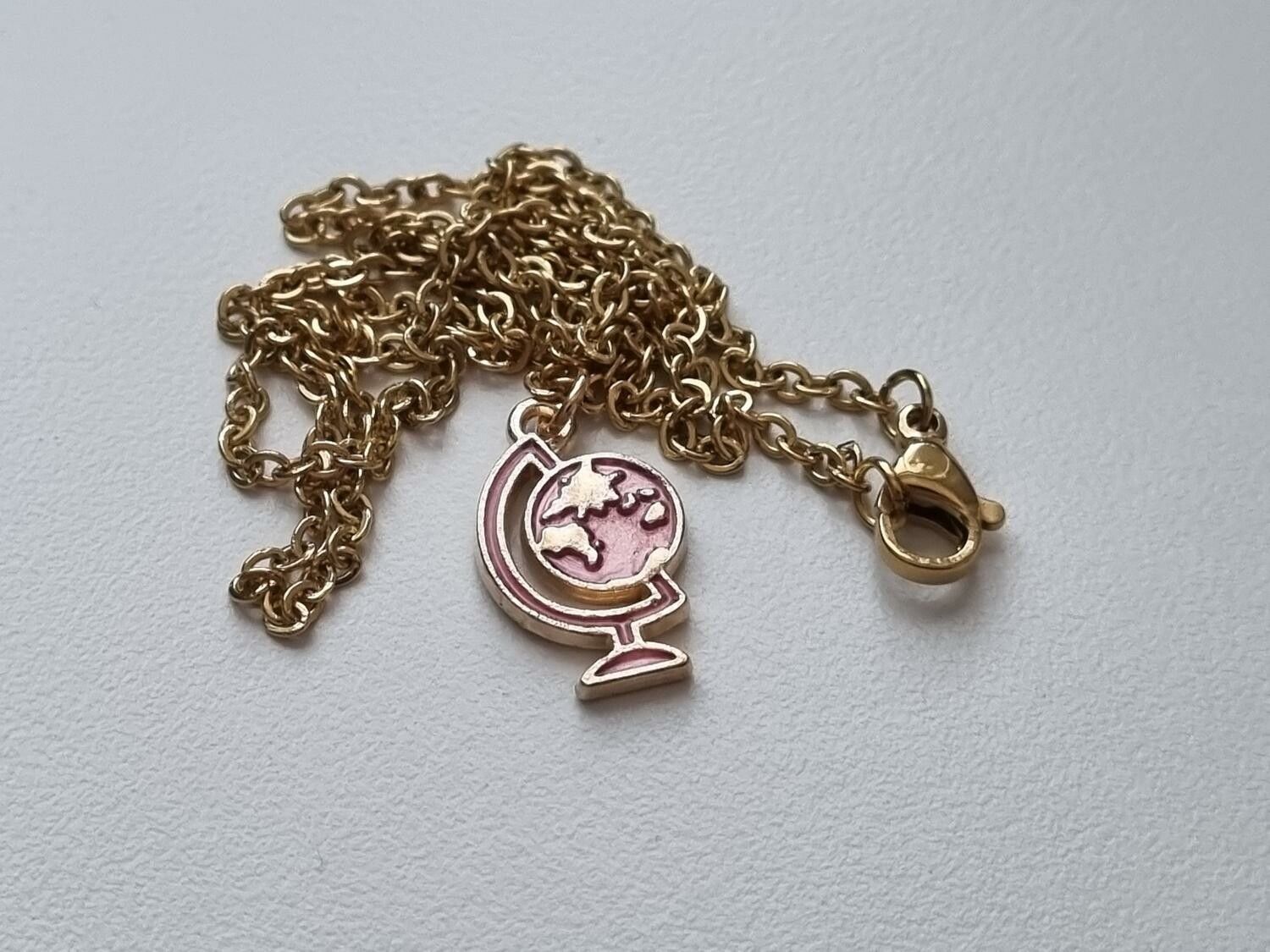 Halsband (45 cm) i rostfritt stål med söt berlock - Jordglob