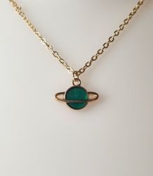 Guldfärgat halsband med en grön planet, berlock / charm
