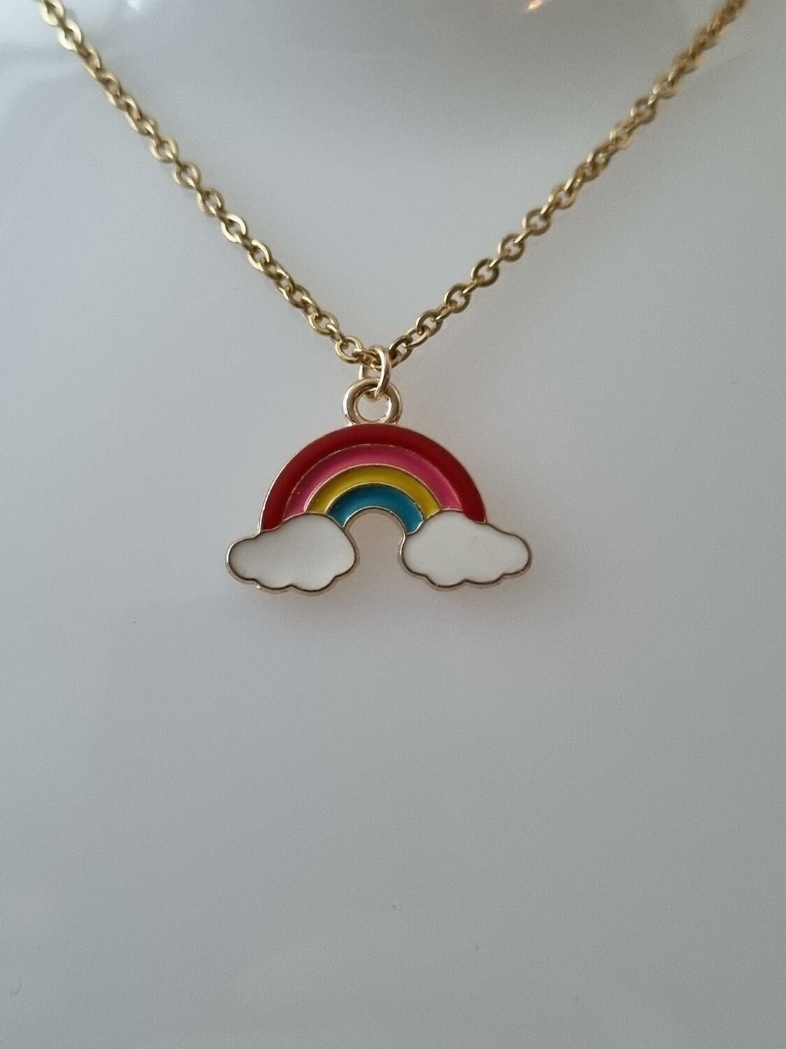 Halsband i rostfritt stål med söt berlock (45 cm) - Regnbåge med moln