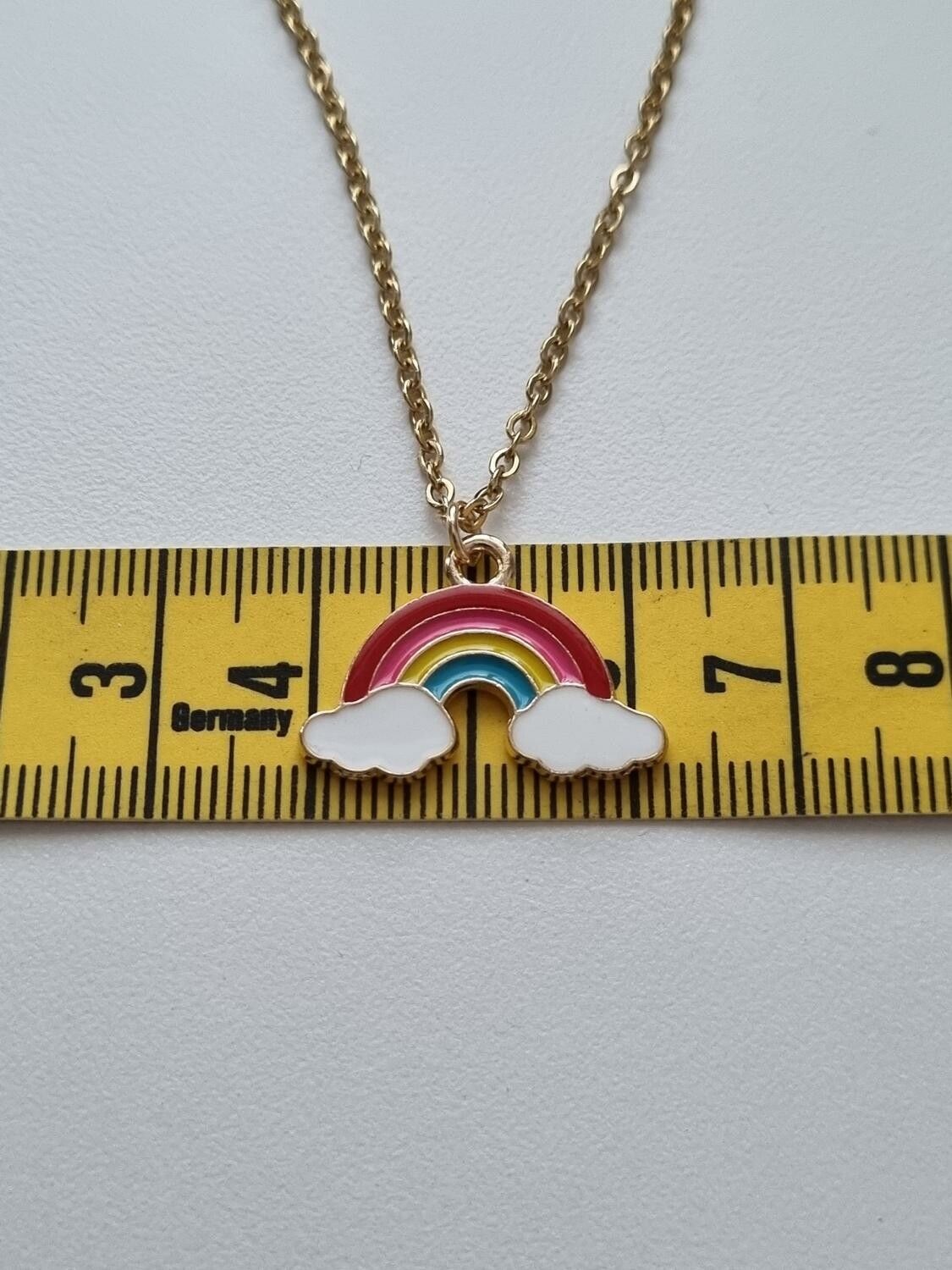 Halsband i rostfritt stål med söt berlock (45 cm) - Regnbåge med moln