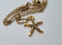 Halsband med en guldfärgad sjöstjärna (50 cm lång kedja)