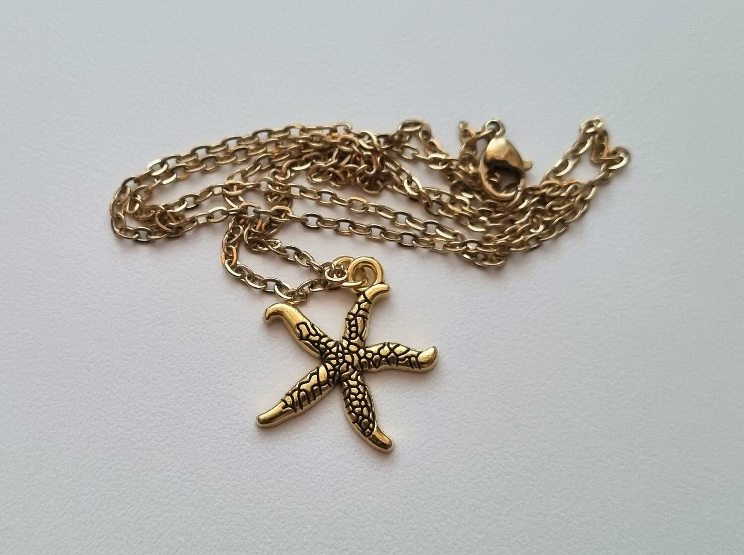 Halsband med en guldfärgad sjöstjärna (50 cm lång kedja)