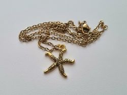 Halsband med en guldfärgad sjöstjärna (50 cm lång kedja)