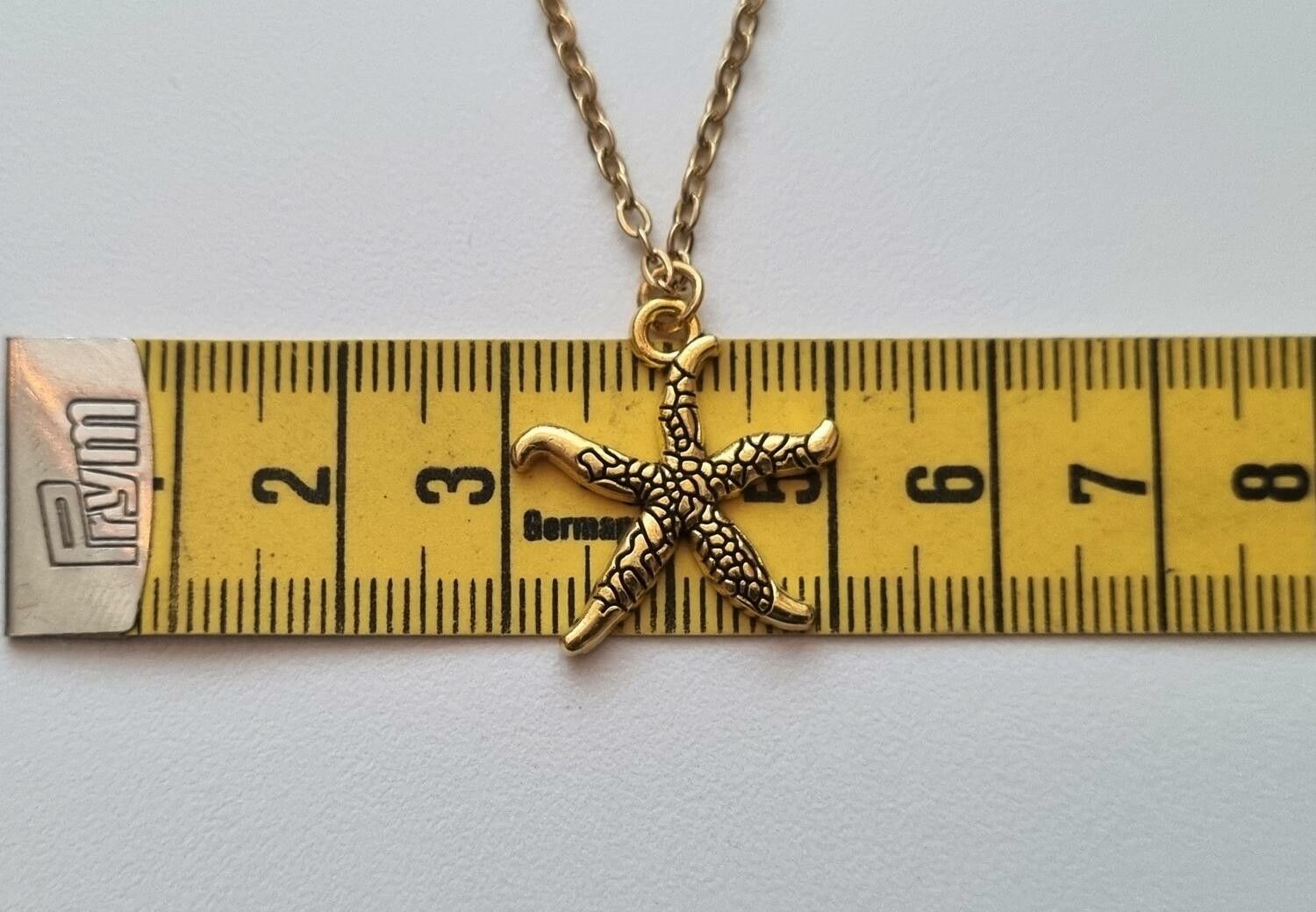 Halsband med en guldfärgad sjöstjärna (50 cm lång kedja)