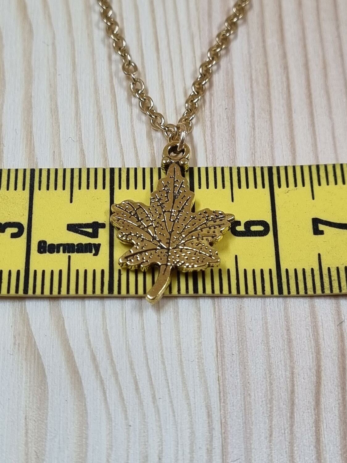 Halsband (60 cm) i rostfritt stål med söt berlock - Löv