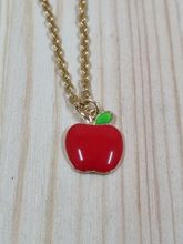 Halsband (55 cm) i rostfritt stål med söt berlock - Äpple
