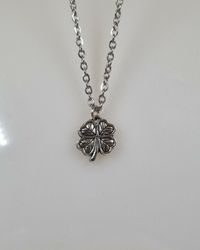 Halsband (45 cm) i rostfritt stål med söt berlock - Fyrklöver
