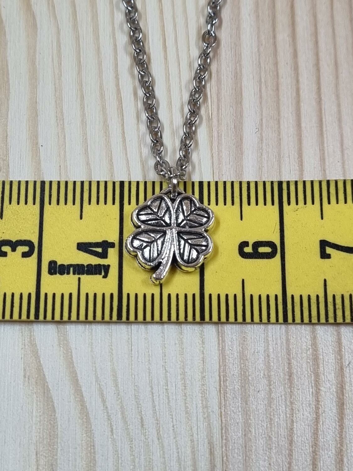 Halsband (45 cm) i rostfritt stål med söt berlock - Fyrklöver