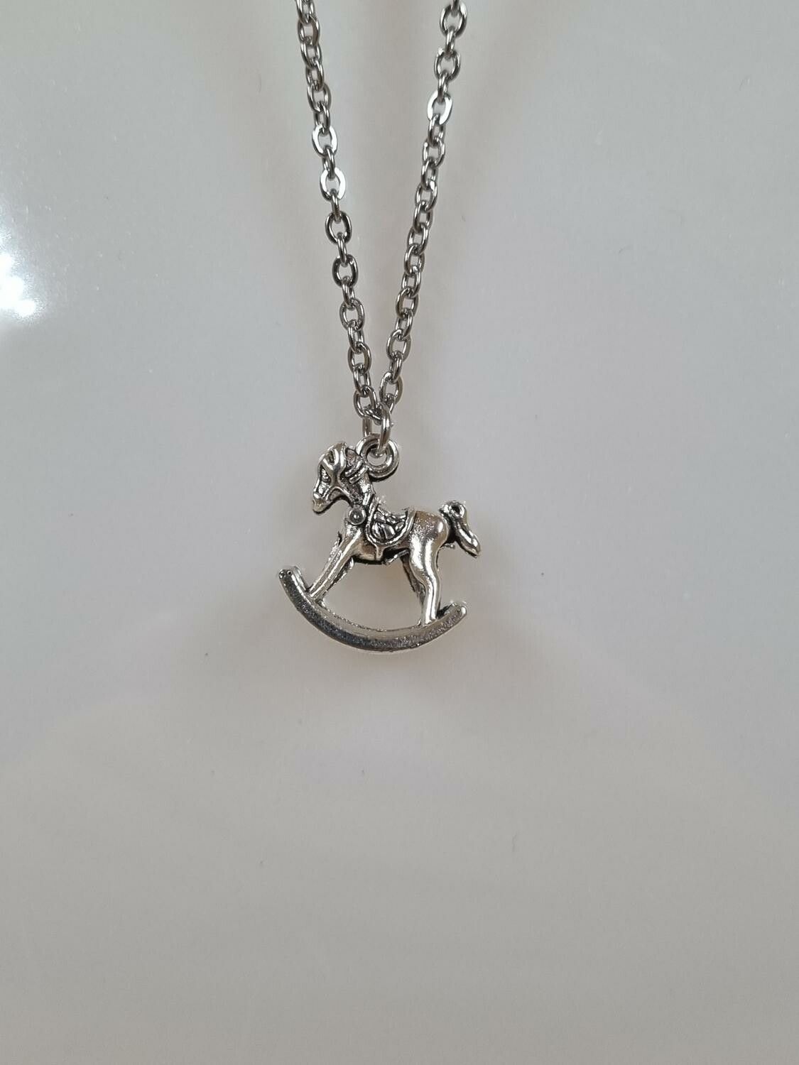 Halsband (50 cm) i rostfritt stål med söt berlock - Gunghäst