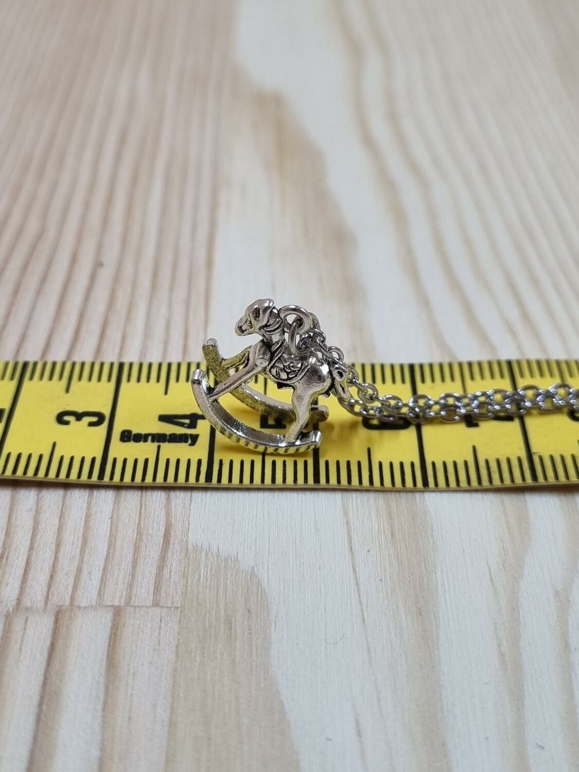 Halsband (50 cm) i rostfritt stål med söt berlock - Gunghäst
