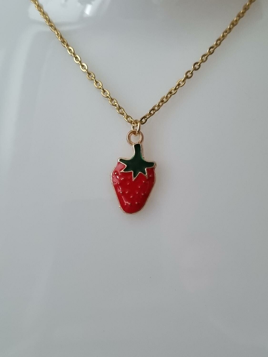 Halsband i rostfritt stål med söt berlock (50 cm) - Jordgubbe