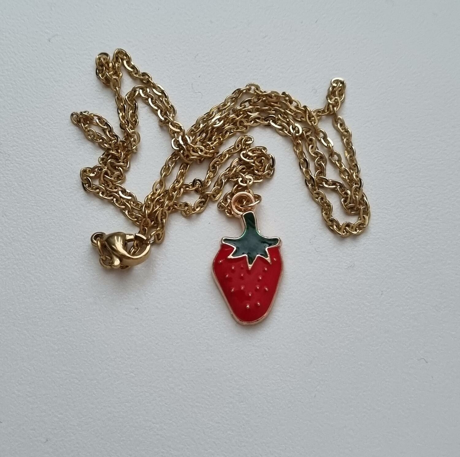 Halsband i rostfritt stål med söt berlock (50 cm) - Jordgubbe