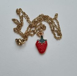 Halsband i rostfritt stål med söt berlock (50 cm) - Jordgubbe