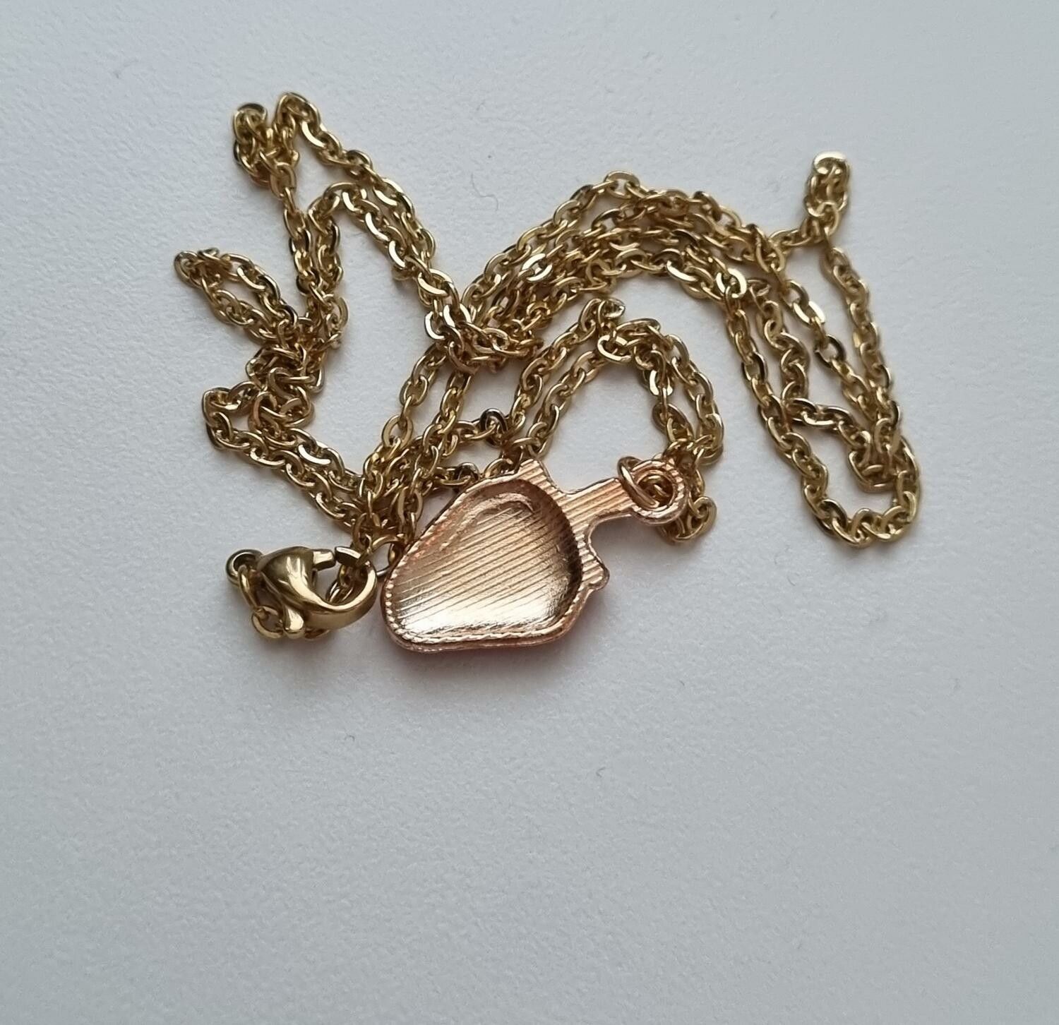 Halsband i rostfritt stål med söt berlock (50 cm) - Jordgubbe