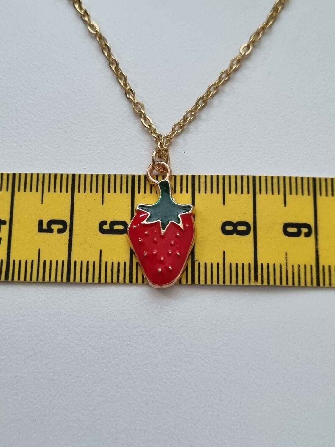 Halsband i rostfritt stål med söt berlock (50 cm) - Jordgubbe