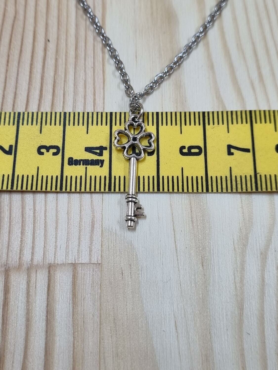 Halsband (50 cm) i rostfritt stål med söt berlock - Nyckel